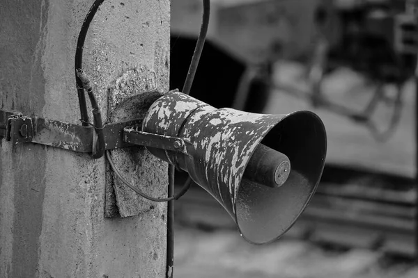 Alter Lautsprechermast Auf Einem Schwarz Weiß Foto — Stockfoto