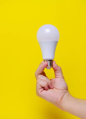 Sarı arkaplanda LED eko lambası