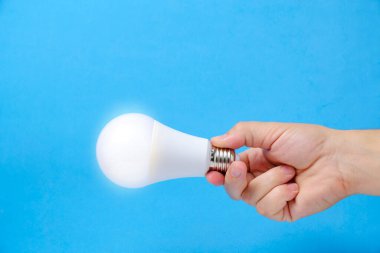 LED çevre dostu ampul mavi arkaplanda