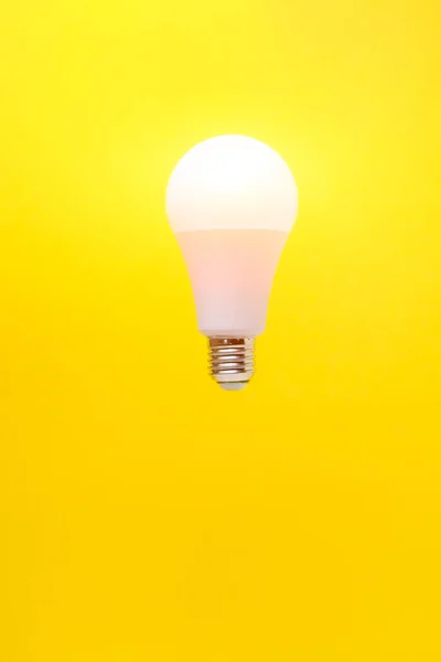 Brennende Led Umweltfreundliche Glühbirne Auf Gelbem Hintergrund — Stockfoto