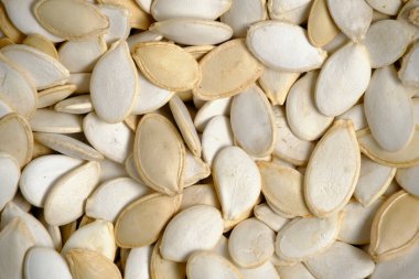 Arka plan, soyulmamış kabak çekirdekleri yakın plan.