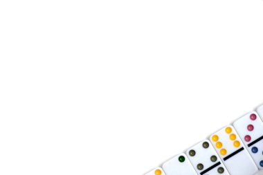 Çok renkli domino eklemleri beyaz arka plan. Ulti renkli domino eklemleri beyaz arka plan.
