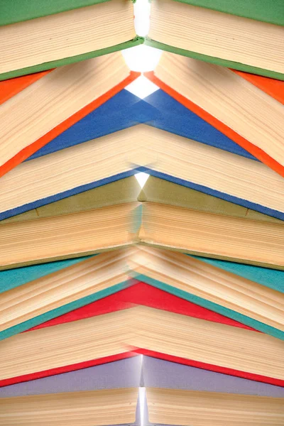 Arrière Plan Tas Vieux Livres Multicolores Couverture Rigide Battue — Photo