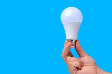 Yeşil arkaplanda LED eko lambası