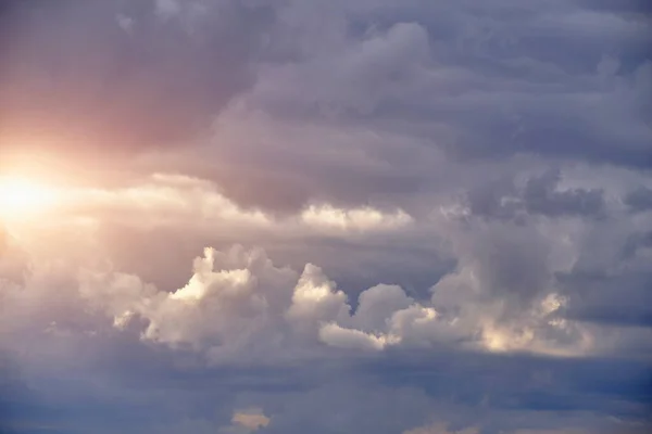 Quebrando Luz Solar Através Espaço Nuvens Tempestade — Fotografia de Stock