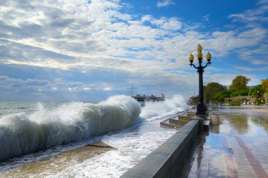 30.09.2021 Kırım. Yalta. Güçlü dalgalar ve rüzgar seti vuruyor.