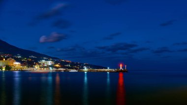 Deniz fenerinin gece manzarası