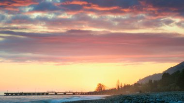 Abhazya. Kayalık bir sahilde gün batımı.