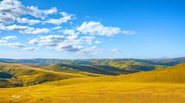 Dzhily Su 'ya giden dağ yolu. Tepe manzaralı