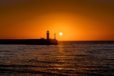 Deniz feneri manzarası ve Yalta setinden yükselen güneş..