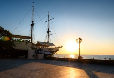 Yalta, Kırım, Ukrayna-16 Eylül 2020. Yalta setinden yükselen güneşin altındaki Hispaniola Restoranı manzarası.