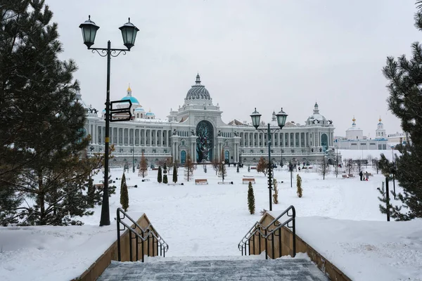 Vue du Palais de l'Agriculture en hiver à l'entrée du parc — Photo