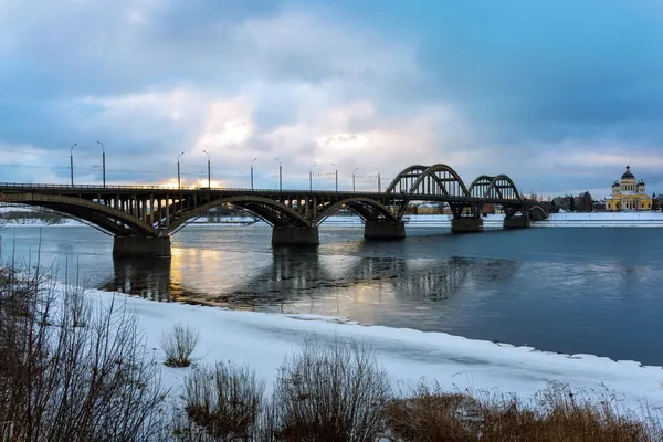 Vista de inverno da ponte de Rybinsky. — Fotografia de Stock