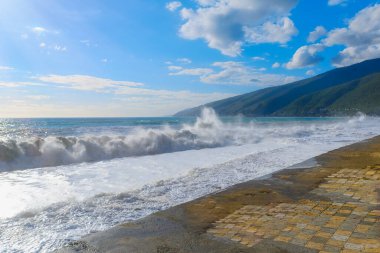 Abhazya, Gagra. Deniz kıyısında fırtına dalgaları