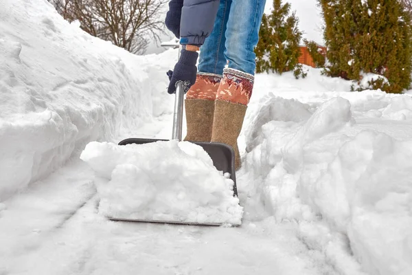 Man Filtstövlar Tar Bort Snö Med Spade Snöborttagning Gångvägen — Stockfoto