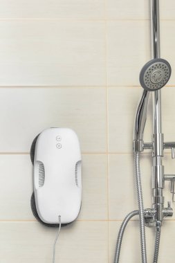 Robot duşta fayansları yıkar. Döşeme temizliği.