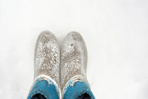Voelde Laarzen Met Sneeuw Vastgeplakt Aan Hen Close Winterschoenen — Stockfoto