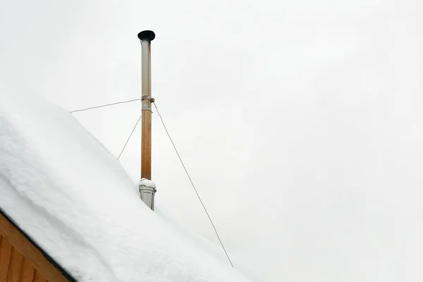 Een Hoge Metalen Schoorsteen Een Met Sneeuw Bedekt Dak Baddak — Stockfoto