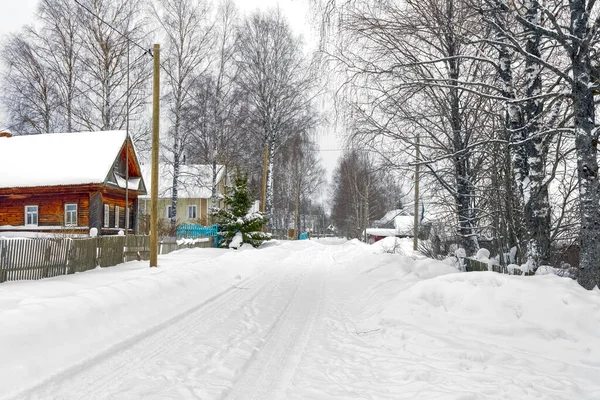 Snowy winterweg langs het dorp. — Stockfoto