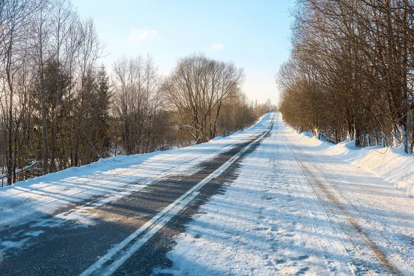 Uitzicht Winter Asfaltweg Bedekt Met Sneeuw Besprenkeld Met Zand Lange — Stockfoto