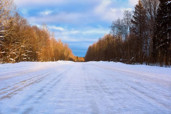 Winterasfaltweg Bedekt Met Sneeuw Bestrooid Met Zand Fel Zonlicht Lange — Stockfoto