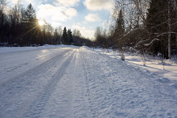 Met Sneeuw Bedekte Weg Het Oogsten Door Een Tractor Stralen — Stockfoto