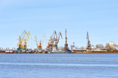 Sheksna Nehri 'nden iskele vinçlerine kadar. Cherepovets Limanı.