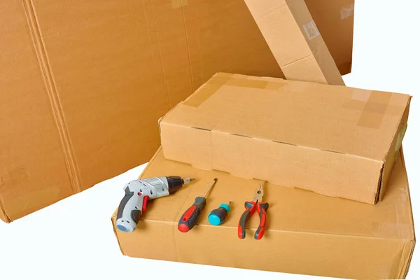 为打开装有货物的包装箱而准备的工具 用胶带密封的纸板箱 — 图库照片