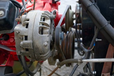 Makara kemerli bir otomotiv alternatörü. Motorun görüntüsü.