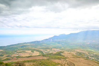 Güney Demerdzhi dağlarından Radiant ve Alushta köyünün manzarası. Kırım hayaletler vadisi.