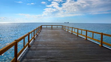 Karadeniz 'e bakan ahşap döşemeden yapılmış iskele. Kırım