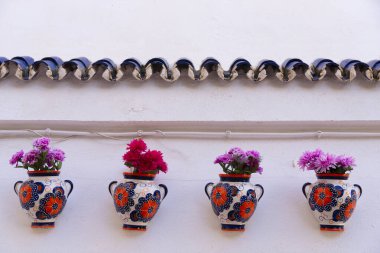 İspanya 'da tipik bir Endülüs köyünde duvarlarda asılı çok renkli saksılar