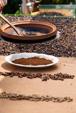 Geleneksel kahve çekirdekleri bir kase içinde kızartılmış fasulye ve yeşil fasulye.