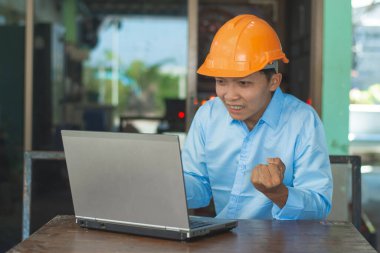 Asyalı erkek mimarlar iş fikirleri ve teknoloji üzerinde çalışmak için dizüstü bilgisayar kullanıyorlar..