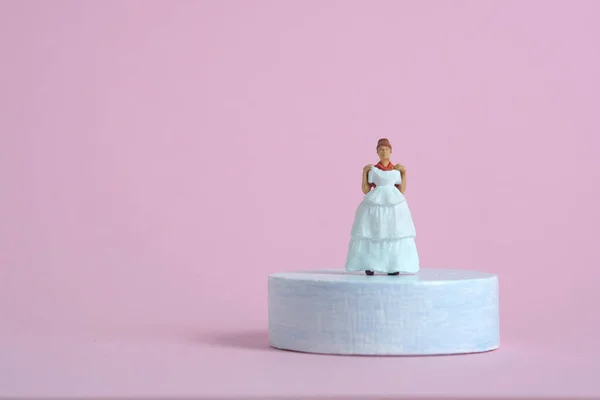 Mulheres Pessoas Miniatura Tentando Escolher Vestido Noiva Acima Pedestal Plataforma — Fotografia de Stock