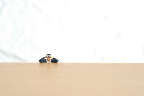 Empresario Con Prismáticos Escondidos Escritorio Madera Miniatura Gente Pequeña Juguetes — Foto de Stock