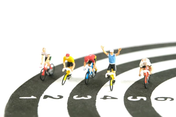 Miniatyr Människor Leksak Figur Fotografi Cykelbana Cyklist Cykling Ovanför Darttavla — Stockfoto