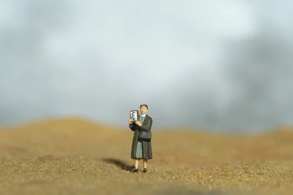 Fotografování Figurek Miniaturních Lidí Žena Držící Fotorámeček Hledající Pohřešovanou Osobu — Stock fotografie