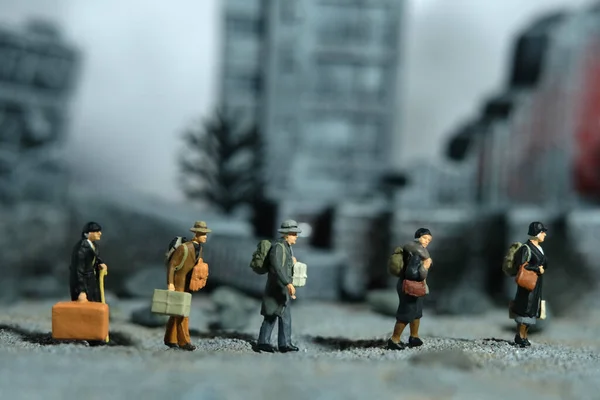 Fotografia Figura Brinquedo Pessoas Miniatura Grupo Refugiados Caminhando Movendo Meio — Fotografia de Stock