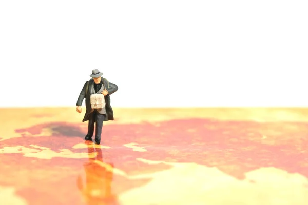 Personajes Miniatura Juguete Figura Fotografía Hombre Refugiado Caminando Por Encima — Foto de Stock