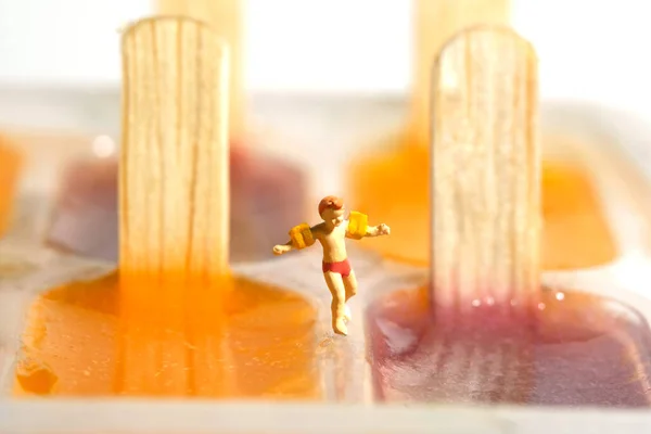 Fotografia Figura Brinquedo Pessoas Miniatura Conceito Criativo Férias Piscina Verão — Fotografia de Stock