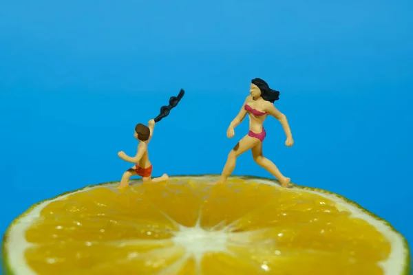 Fotografia Figura Brinquedo Pessoas Miniatura Irmão Irmã Divertindo Acima Fruta — Fotografia de Stock