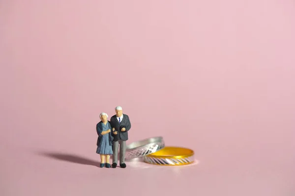 Pessoas Miniatura Brinquedos Fotografia Conceitual Casal Idosos Lado Anel Diamantes — Fotografia de Stock