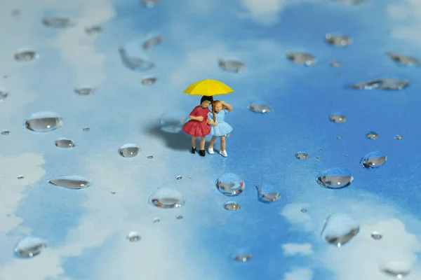 Miniaturmenschen Spielzeugfiguren Fotografie Zwei Mädchen Spielen Draußen Bei Strahlendem Regen — Stockfoto