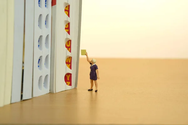 Miniature People Toy Figure Photography Bookshelf Library Concept Girl Returning — Foto Stock