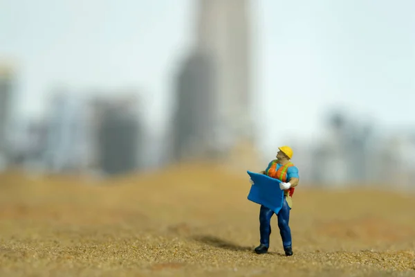 Miniatűr Emberek Játék Figura Fotózás Helyszíni Látogatás Koncepciója Egy Építőmunkás — Stock Fotó