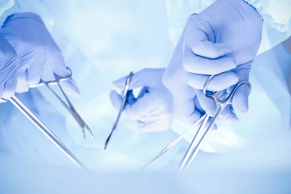 Um grupo de cirurgiões está operando no hospital, perto das mãos. Conceito de saúde — Fotografia de Stock