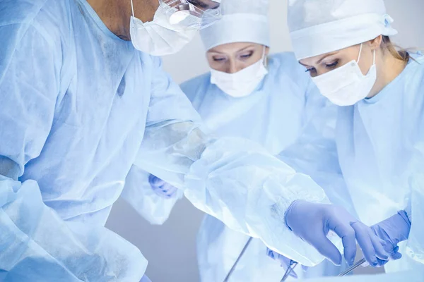 Un grupo de cirujanos está operando en el hospital. Concepto de salud —  Fotos de Stock