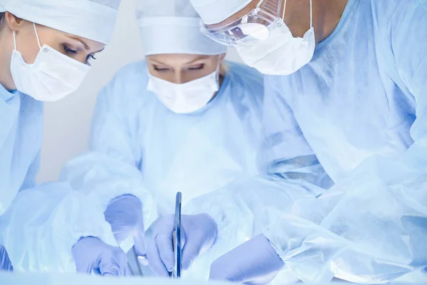 Egy csapat sebész operál a kórházban. Egészségügyi koncepció — Stock Fotó
