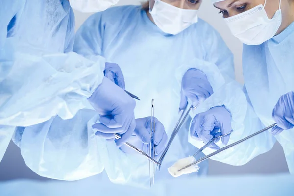 В больнице работает группа хирургов. Концепция здравоохранения — стоковое фото
